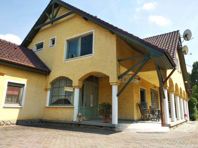 Eladó családi ház, Zamárdiban 175 M Ft, 24 szobás