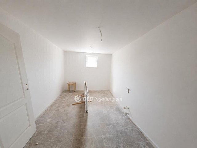 Eladó családi ház, Hosszúhetényen 32.9 M Ft, 4 szobás