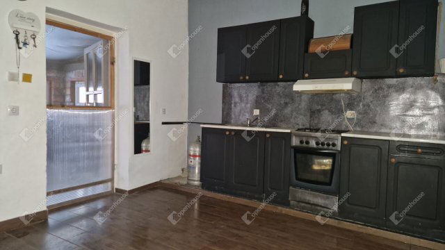 Eladó családi ház, Komáromban 29.9 M Ft, 1 szobás