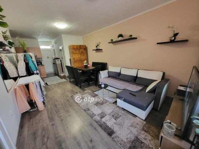 Eladó téglalakás, Békésen 29.9 M Ft, 2+1 szobás