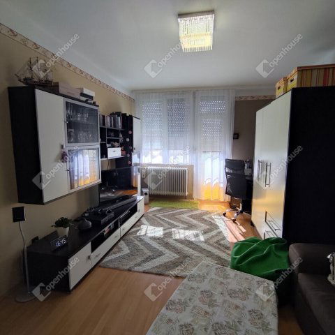 Eladó panellakás, Pápán 23.9 M Ft, 2 szobás