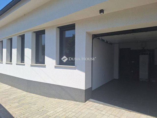 Eladó családi ház, Baján 98.6 M Ft, 4+2 szobás