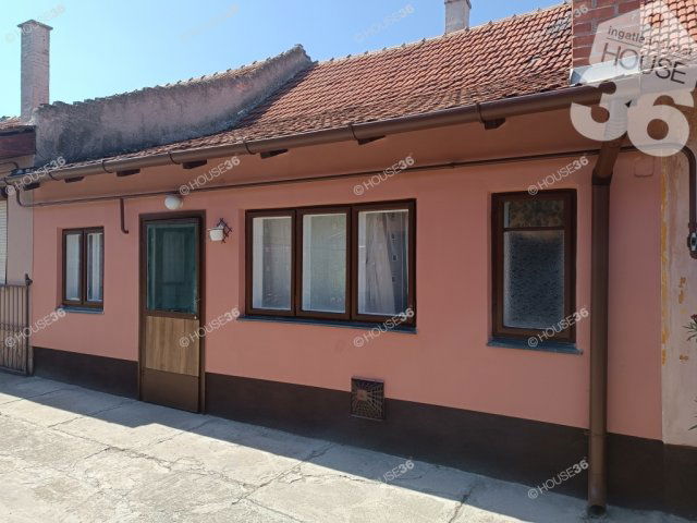 Eladó családi ház, Kiskunfélegyházán 21.5 M Ft, 2 szobás