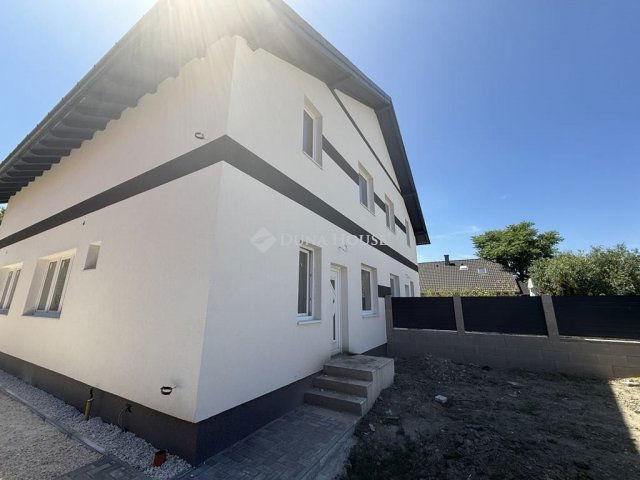 Eladó ikerház, Szigetszentmártonban 71.9 M Ft, 4 szobás