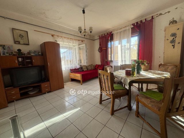 Eladó családi ház, Pázmándon 39.99 M Ft, 2+1 szobás