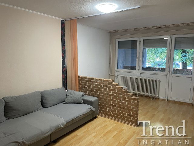 Eladó panellakás, Dunaújvárosban 32.9 M Ft, 2 szobás