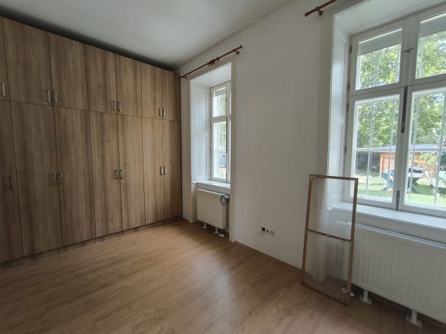 Kiadó téglalakás, albérlet, Győrött 180 E Ft / hó, 4 szobás