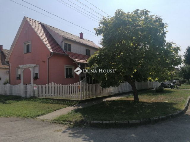 Eladó családi ház, Siklóson 115 M Ft, 3 szobás