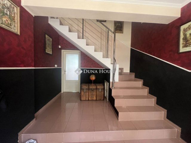 Eladó családi ház, Szegeden 150 M Ft, 4+1 szobás