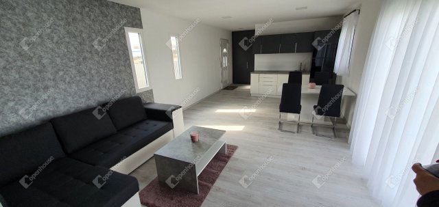 Eladó családi ház, Szegeden 13.9 M Ft, 2 szobás