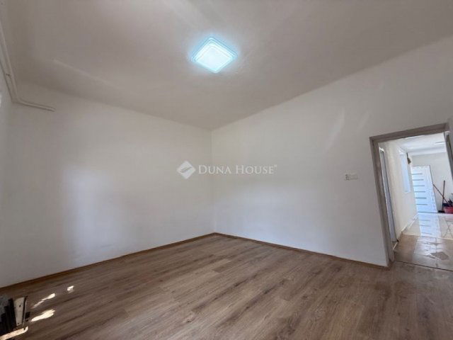 Eladó családi ház, Cegléden 53 M Ft, 3 szobás