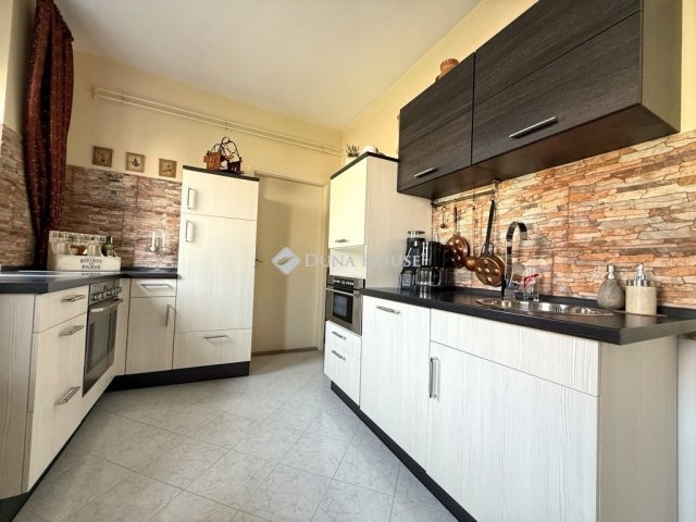 Eladó téglalakás, Székesfehérvárott 65 M Ft, 3 szobás