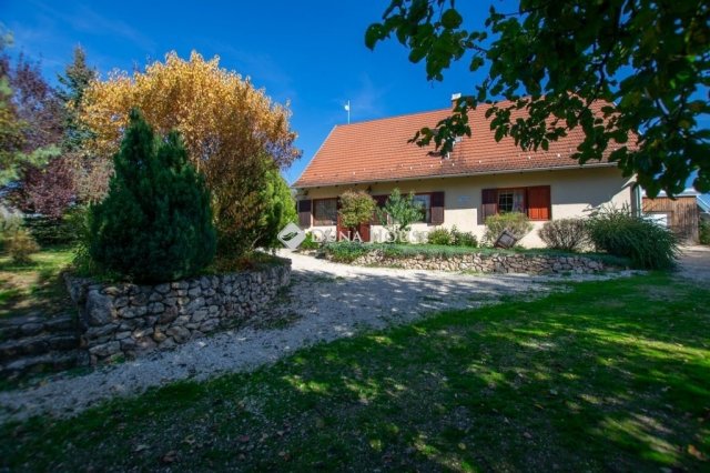 Eladó családi ház, Csabdiban 275 M Ft, 5 szobás