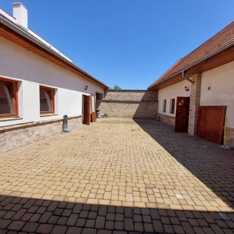 Eladó családi ház, Esztergomban 149 M Ft, 8 szobás