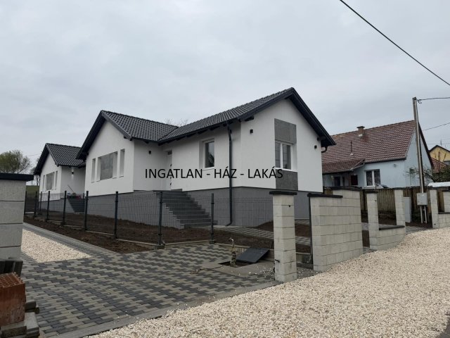 Eladó ikerház, Kerepesen 92.9 M Ft, 4 szobás