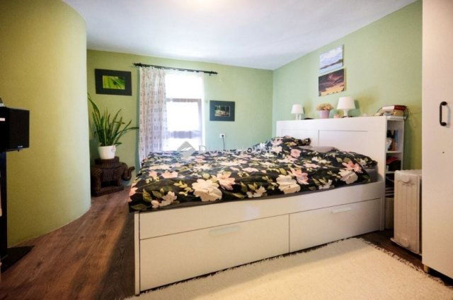 Eladó családi ház, Etyeken 150 M Ft, 9 szobás