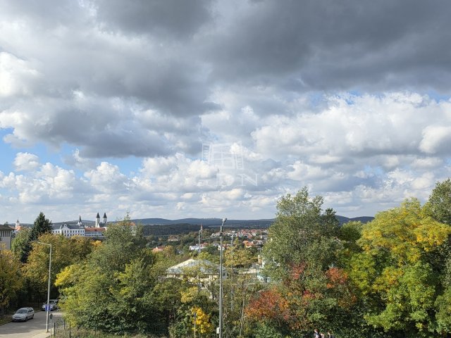 Eladó téglalakás, Veszprémben 63.5 M Ft, 2 szobás