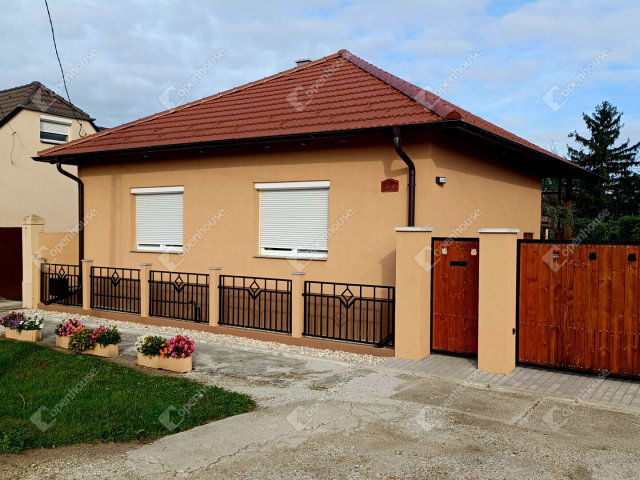 Eladó családi ház, Kapuváron 75 M Ft, 3 szobás