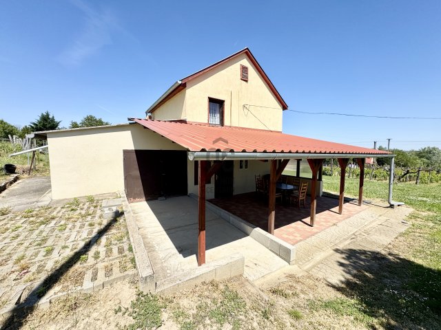 Eladó családi ház, Szekszárdon, Bor utcában 30 M Ft, 2 szobás
