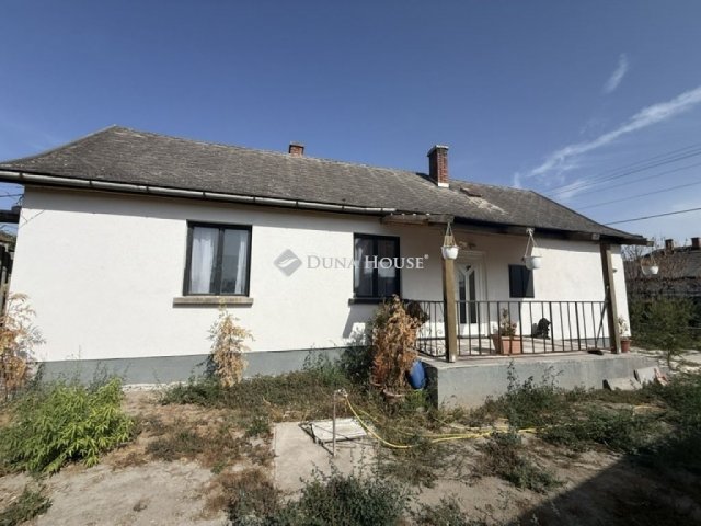 Eladó családi ház, Dunavecsén 34.9 M Ft, 3 szobás
