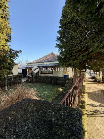 Eladó családi ház, Pécsett, Szirom utcában 59.9 M Ft, 2 szobás