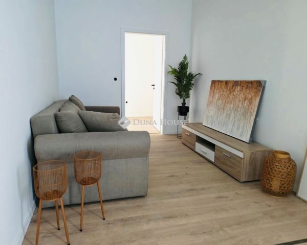 Eladó téglalakás, Pécsett 69.9 M Ft, 3 szobás