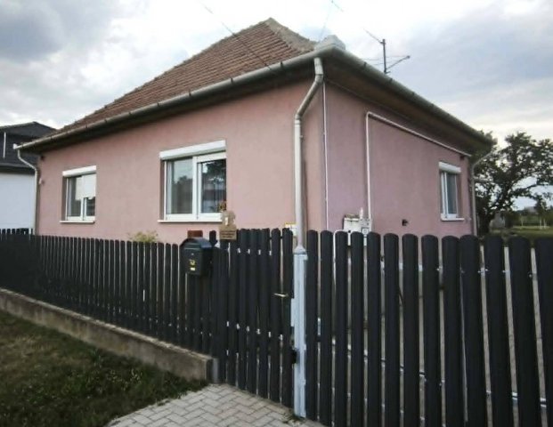 Eladó családi ház, Lőrinciben 64.9 M Ft, 2+1 szobás