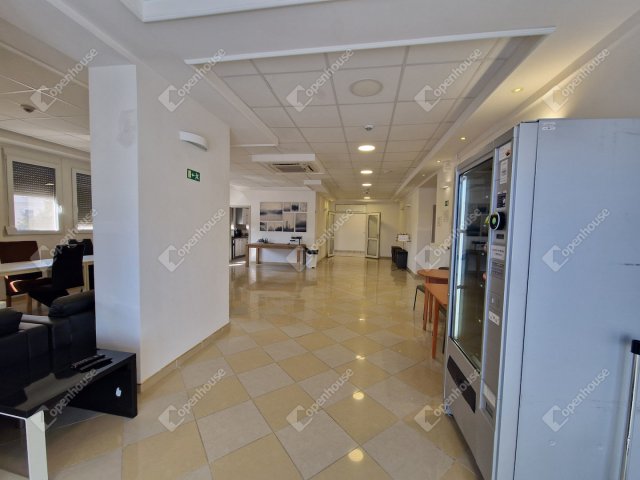 Eladó hotel, Komáromban 633.6 M Ft, 28 szobás