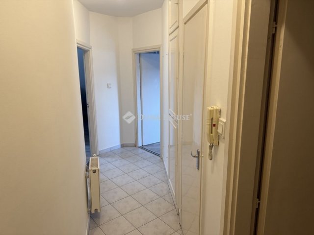 Kiadó téglalakás, albérlet, Pécsett 270 E Ft / hó, 3 szobás