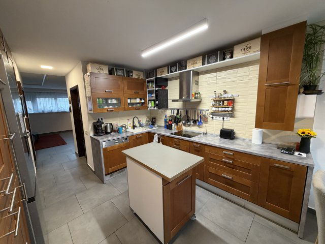 Eladó családi ház, Szegeden 297 M Ft, 7 szobás