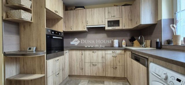 Eladó családi ház, Mohácson 100 M Ft, 5 szobás