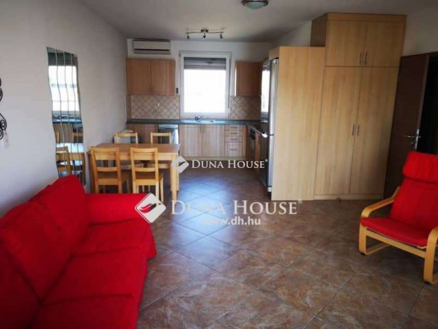 Kiadó téglalakás, albérlet, Pécsett 270 E Ft / hó, 3 szobás
