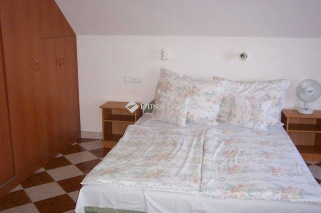 Eladó családi ház, Balatonföldváron 199.9 M Ft, 9 szobás