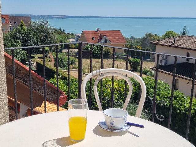 Eladó családi ház, Balatonalmádiban 218 M Ft, 7 szobás