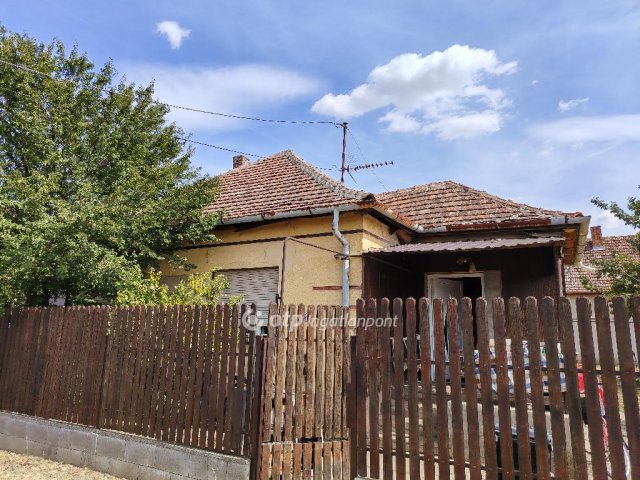 Eladó családi ház, Kengyelen 11 M Ft, 2 szobás