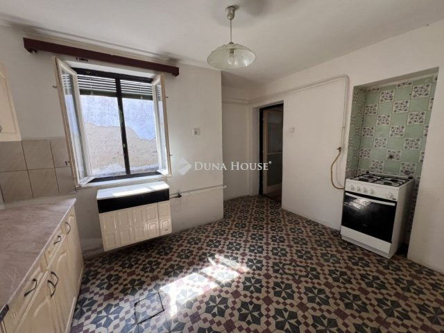 Eladó családi ház, Nyergesújfaluban 24.9 M Ft, 2 szobás