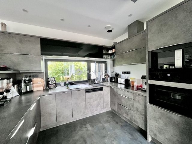 Eladó családi ház, Pécsett 149 M Ft, 5 szobás