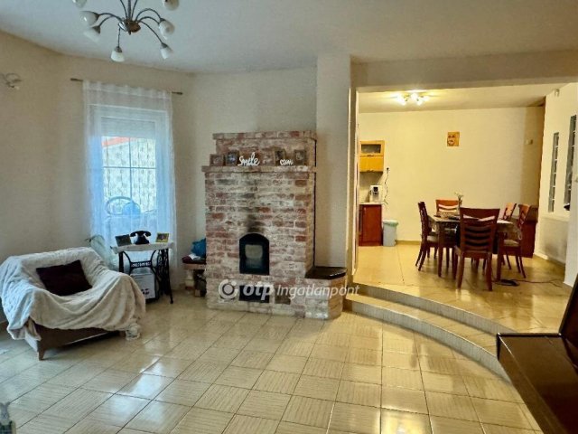 Eladó családi ház, Székesfehérvárott 165 M Ft, 4 szobás