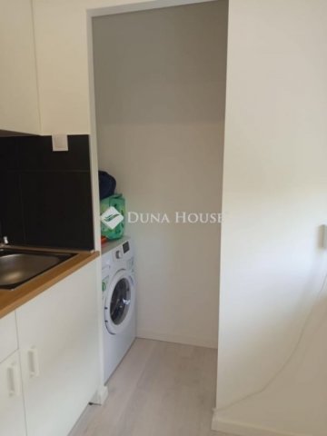 Eladó panellakás, Komlón 25.9 M Ft, 2 szobás