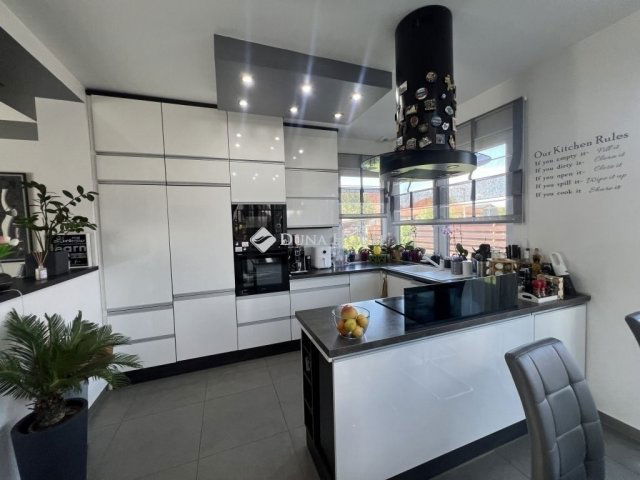 Eladó családi ház, Szegeden 280 M Ft, 4+1 szobás