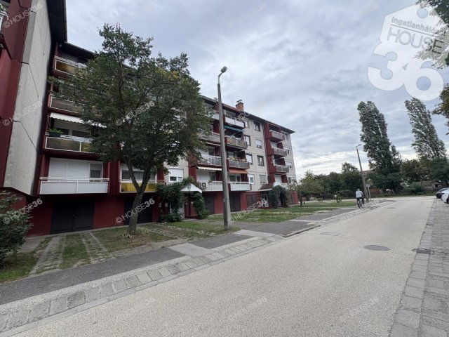 Eladó panellakás, Kecskeméten 53.2 M Ft, 3 szobás