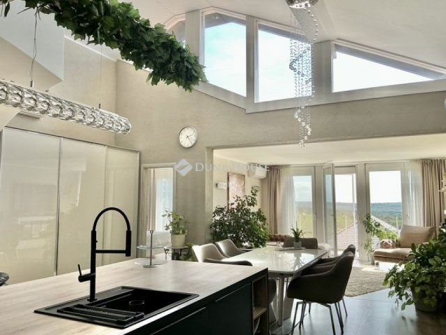 Eladó családi ház, Szadán 265 M Ft, 6 szobás