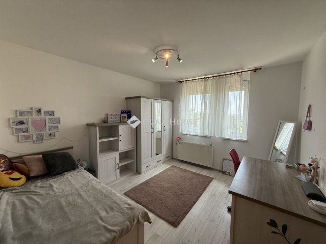 Eladó téglalakás, Pécsett 114.9 M Ft, 4 szobás