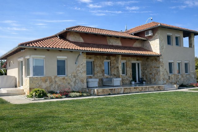 Eladó családi ház, Alsópáhokon 439 M Ft, 5+1 szobás