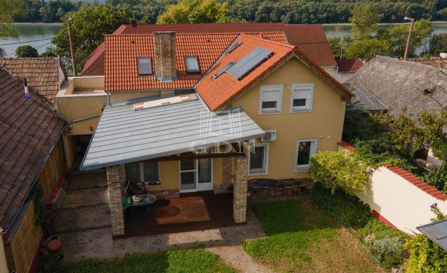 Eladó családi ház, Vácon 280 M Ft, 8 szobás