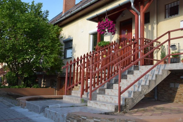 Kiadó sorház, albérlet, Csömörön, Hunyadi János utcában