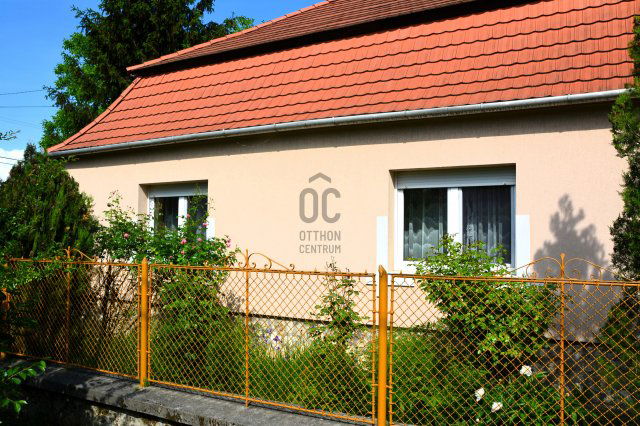 Eladó családi ház, Komáromban 75 M Ft, 4 szobás