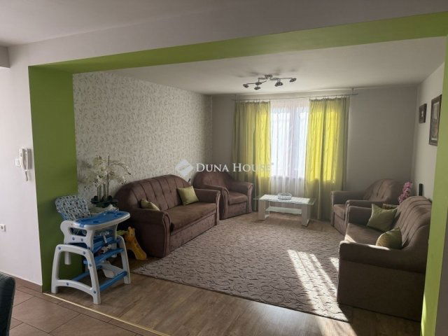 Eladó családi ház, Pécsett 123 M Ft, 5 szobás