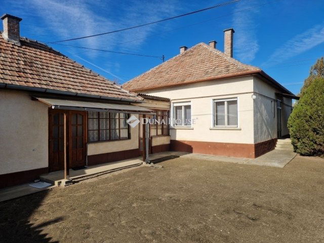 Eladó családi ház, Baján 54.99 M Ft, 4 szobás