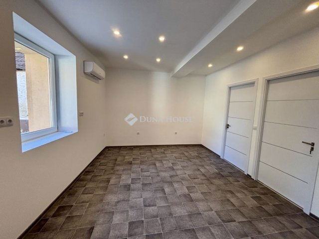 Eladó családi ház, Esztergomban 52.8 M Ft, 3 szobás